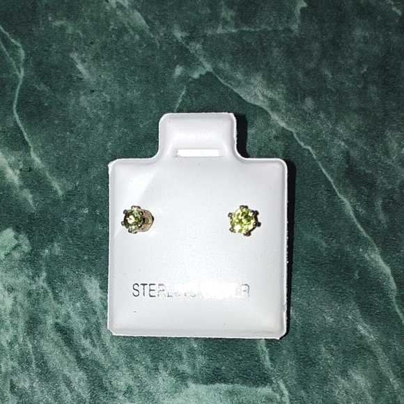Sterling Silver 3mm Peridot Stud Earrings - Picture 1 of 2